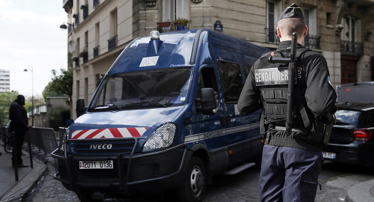 В Париже полицейские "оживили" мертвую полчаса женщину