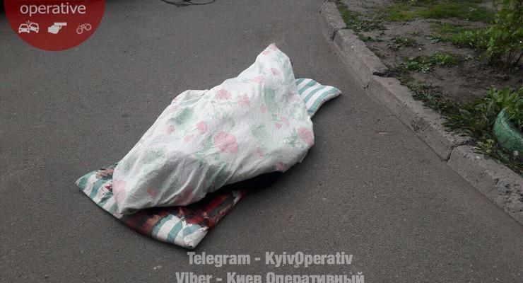 В Киеве женщине перерезали горло и вытащили ее тело на матрасе на улицу