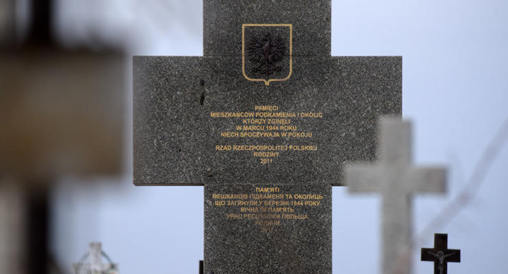 Украина приостановила легализацию польских памятников