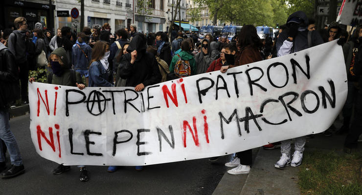 В Париже полиция применила газ к противникам Ле Пен и Макрона