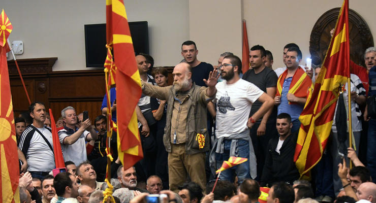 В Македонии протестующие штурмовали парламент, есть раненые