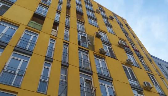 В столичной многоэтажке произошел взрыв, есть пострадавшие