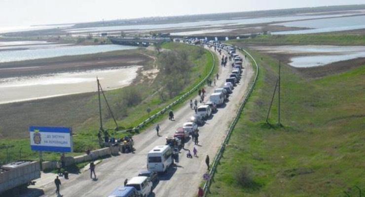 На въездах в Крым огромная очередь: оккупанты перекрыли пропуск