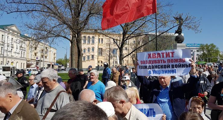 Антинатовские лозунги и красные флаги: в Харькове во время первомайского митинга произошел конфликт