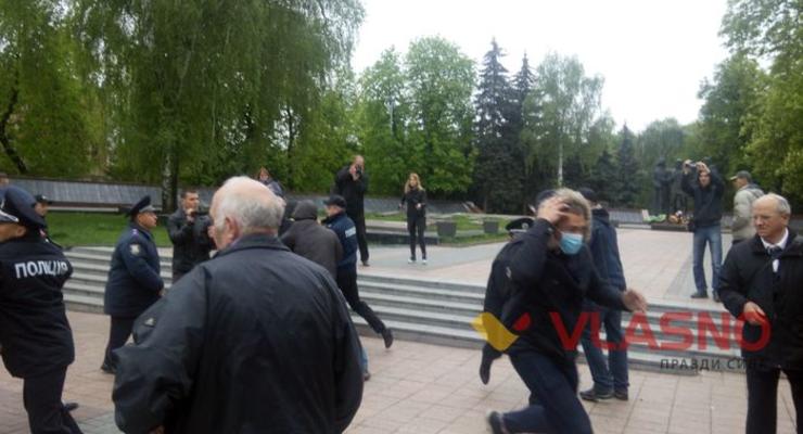 Вырывали красные флаги у демонстрантов: в Виннице на первомайский митинг напали люди в масках