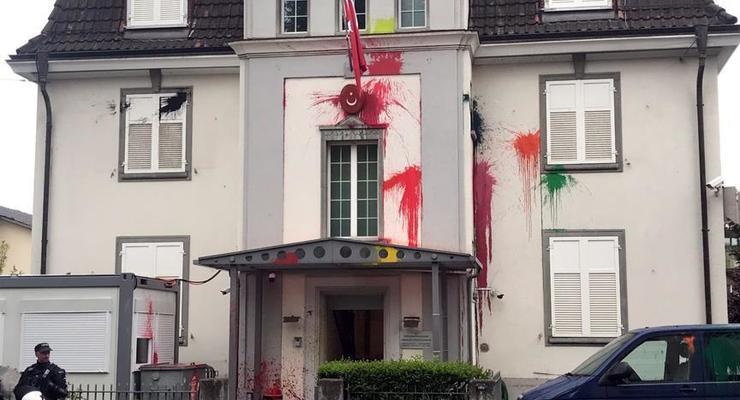 В Германии неизвестные залили краской здание генконсульства в Турции