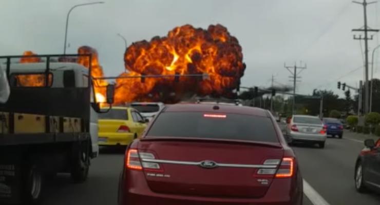 В США самолет упал на шоссе, водитель снял видео