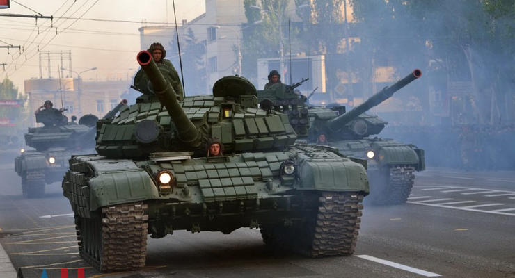 В центр оккупированного Донецка согнали танки и реактивные системы