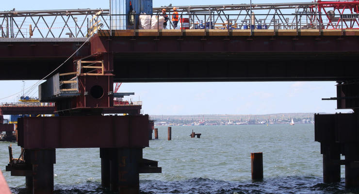 Оккупанты заявили о постройке половины опор Крымского моста