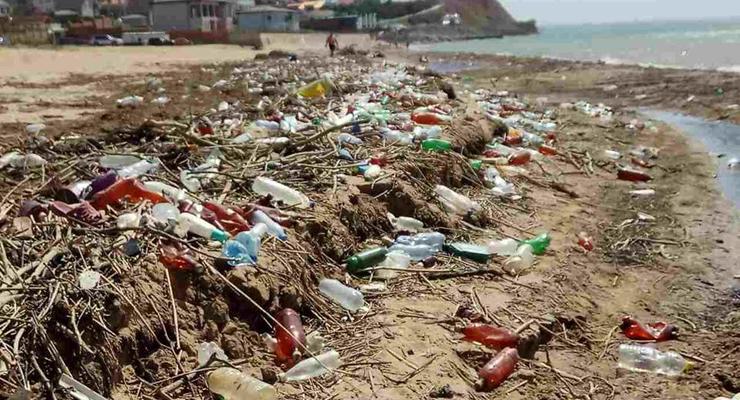 Пляжи в Крыму встречают туристов горами мусора