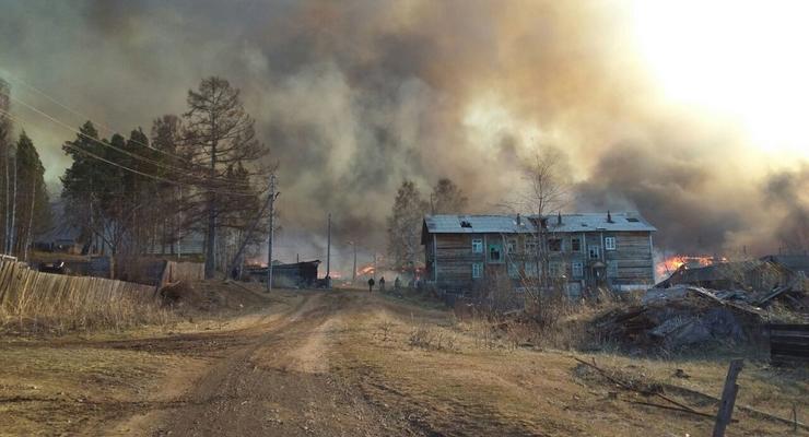 Жители сгоревшей российской деревни откопали и выпили все спиртное в руинах магазина