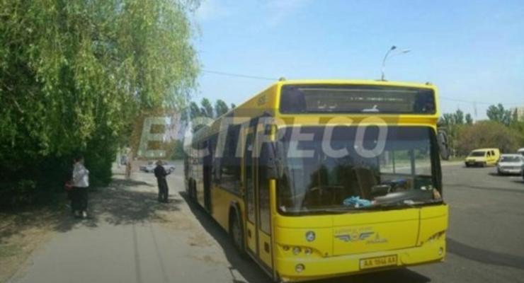 В Киеве неизвестный обстрелял автобус с пассажирами