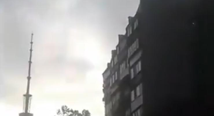 В Киеве спецназ снял с крыши мужчину, который махал руками и угрожал спрыгнуть