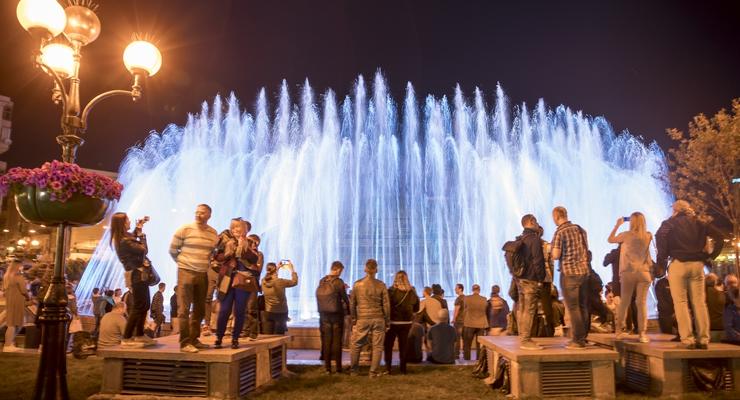 В Киеве на Майдане открыли свето-музыкальный фонтан