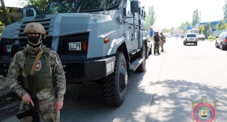 В Марьинке провели спецоперацию: изъяли оружие и нашли место проживания главаря боевиков