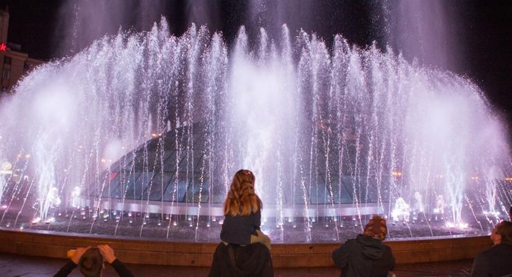 На Майдане Независимости запустили отремонтированные фонтаны