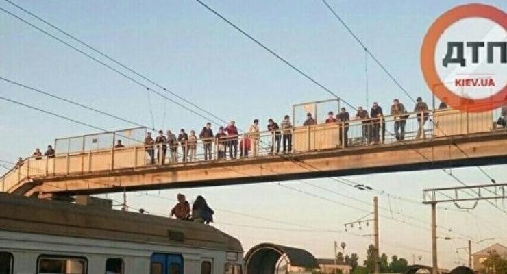 Группа подростков заблокировала движение поездов в Киеве