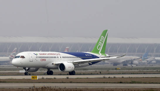 Взлетел первый пассажирский самолет производства КНР