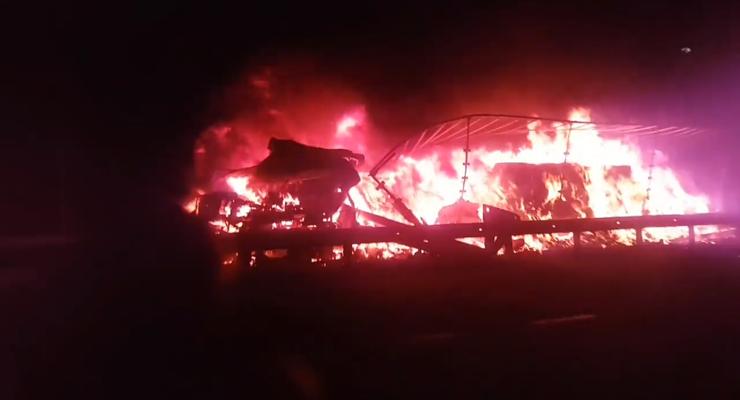 Столб пламени: на Трассе Киев-Харьков рекламный щит упал на грузовик, после чего авто загорелось