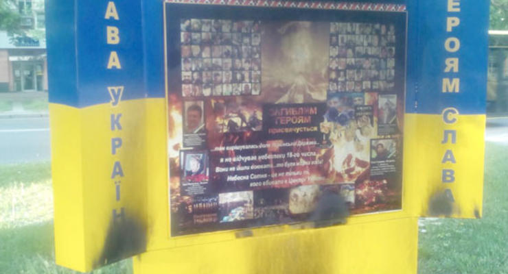 В центре Полтавы вандалы подожгли стелу Героям Майдана