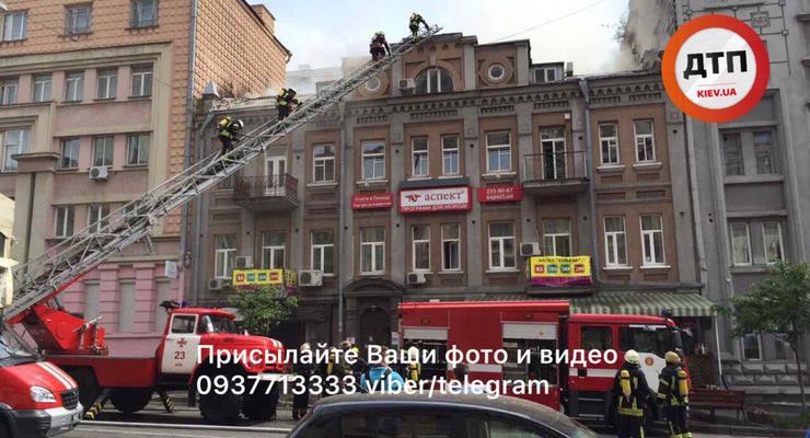 В центре Киева загорелся старинный жилой дом