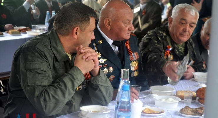 На Саур-Могиле Захарченко выпил водки c "ветеранами"