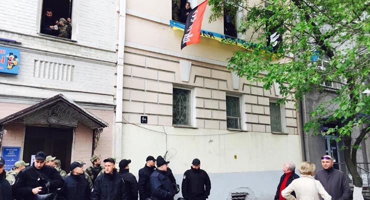 Полиция в Киеве заблокировала штаб ОУН и зашла в здание