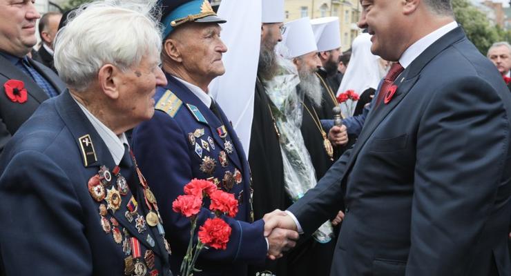 Порошенко и ветераны почтили память погибших во Второй мировой