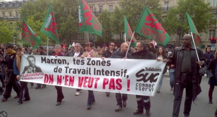 В Париже прошел марш противников Макрона