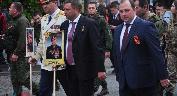 Бессмертный полк в Донецке: Захарченко нес портрет Моторолы