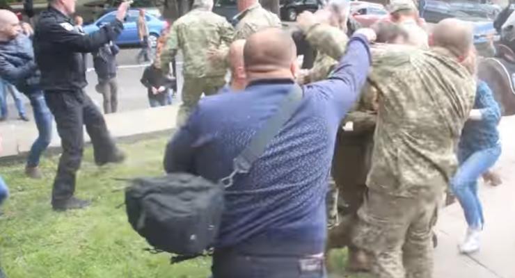 Луценко о 9 мая в Днепре: Восемь титушек напали на бойцов АТО