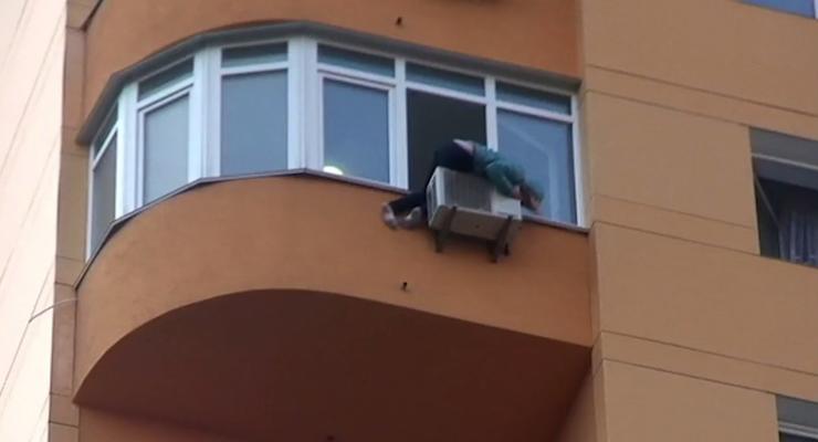 В Киеве женщина после попытки повеситься спрыгнула с 11 этажа, ее спас кондиционер