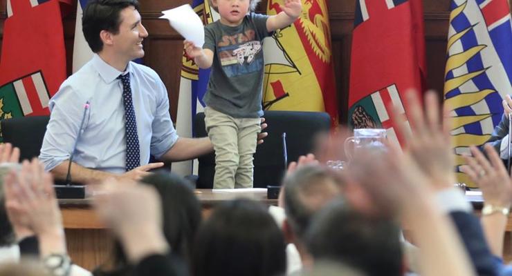 Премьер-министр Канады пришел на работу с трехлетним сыном