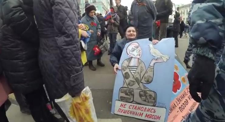 Валите из нашей России: в Петербурге "напали" на бабушку за антивоенные плакаты