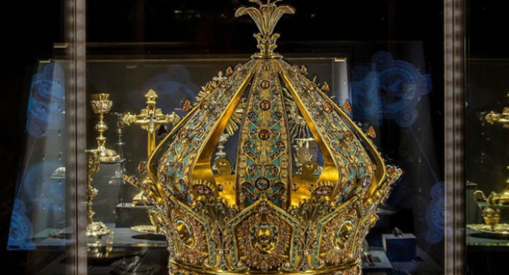 Из музея в Лионе украли корону с 1800 драгоценными камнями