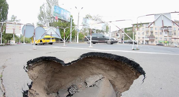 В центре Одессы огромный кусок асфальта ушел под землю