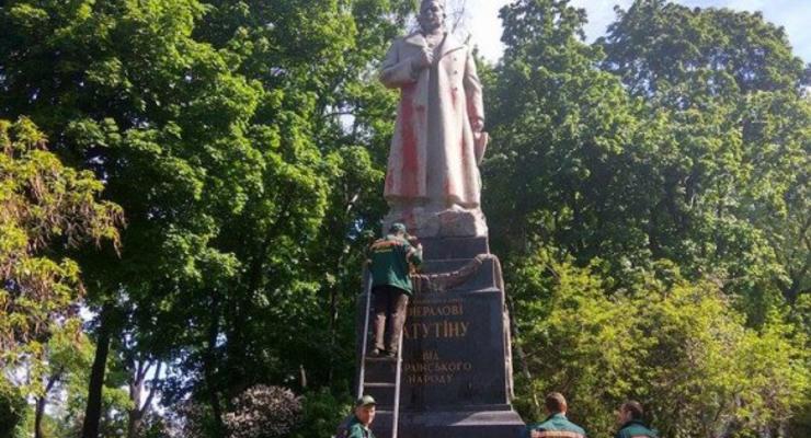 В Киеве облили краской памятник Ватутину