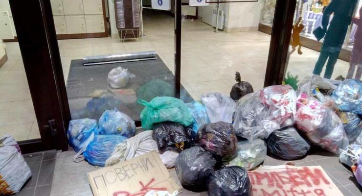 Верни ВК: львовский магазин Roshen забросали мусором