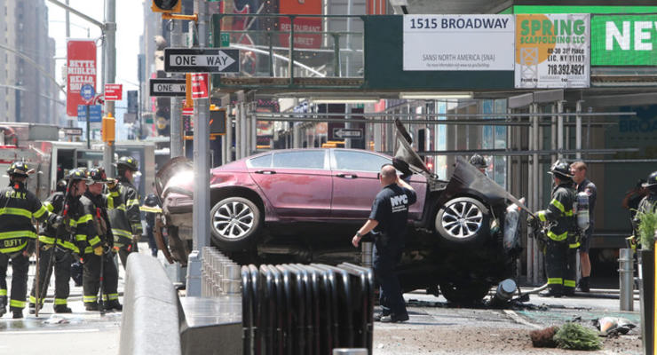 В Нью-Йорке автомобиль врезался в толпу прохожих: есть жертвы