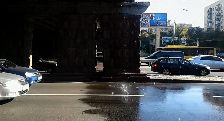 В Киеве Воздухофлотский мост течет без дождя