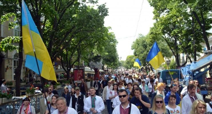 В вышиванках и Пересыпь, и Молдаванка: в Одессе прошел патриотический мегамарш