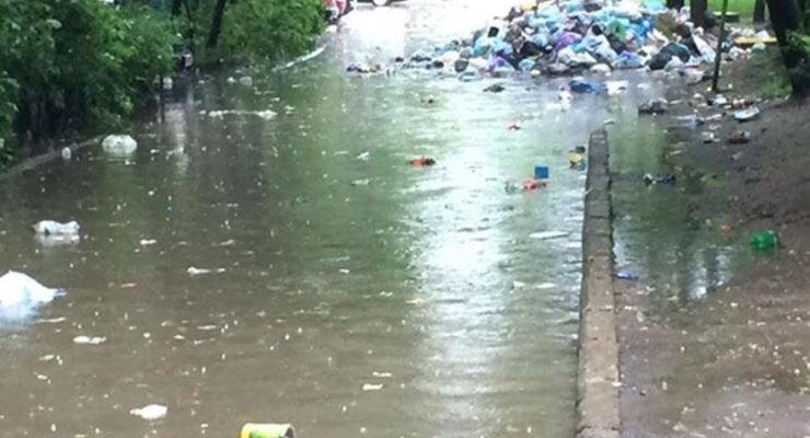 Во Львове мусор разнесло дождем по улицам