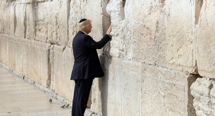 Трамп стал первым президентом США, посетившим Стену плача
