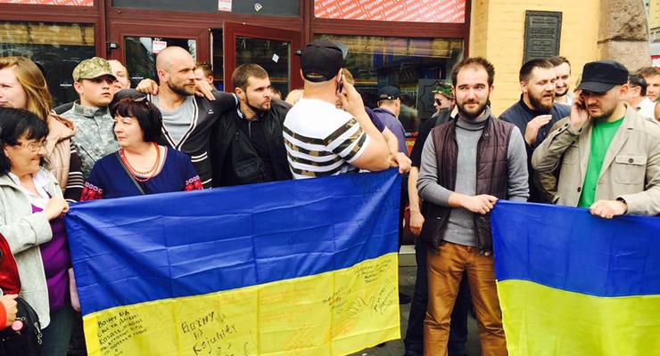 Права потребителей или ксенофобия: в Киеве националисты пикетировали арабское кафе