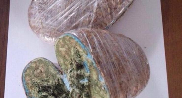 Украинка пыталась вывезти в Крым полкило марихуаны в хлебе