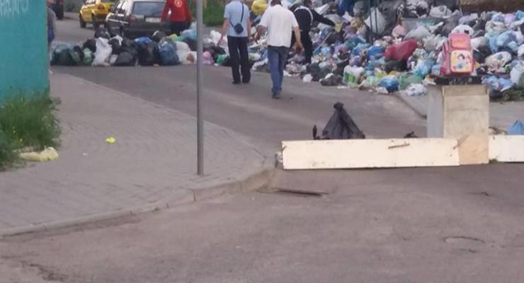 Во Львове улицу заблокировали мусором