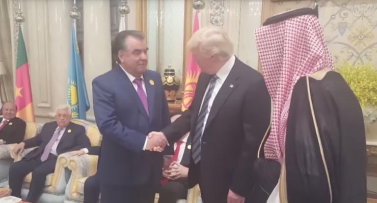 Президент Таджикистана сразился с Трампом в рукопожатии