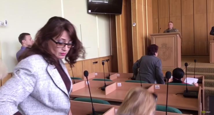 В Славянске чиновница публично проигнорировала минуту молчания