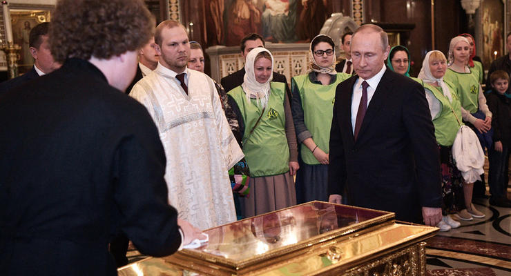 Путин поклонился мощам Николая Чудотворца