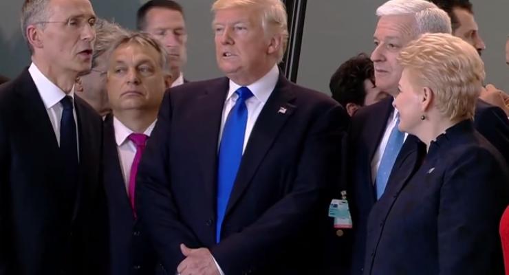 Трамп оттолкнул премьера Черногории в штаб-квартире НАТО